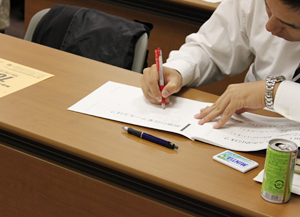 一字一句、聞きのがすまいと、ノートにびっしりと真剣に筆記する参加者たち